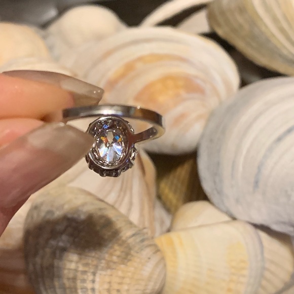 Oval white sapphire cluster ring - Picture 4 of 8